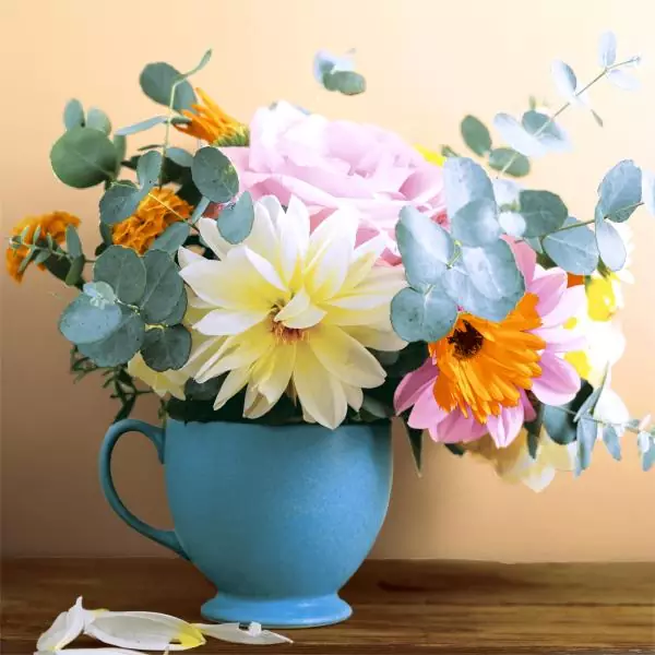 20 Servietten bunter Blumenstrauß im Sommer mit Rosen in dekorativer Tasse 33x33 cm